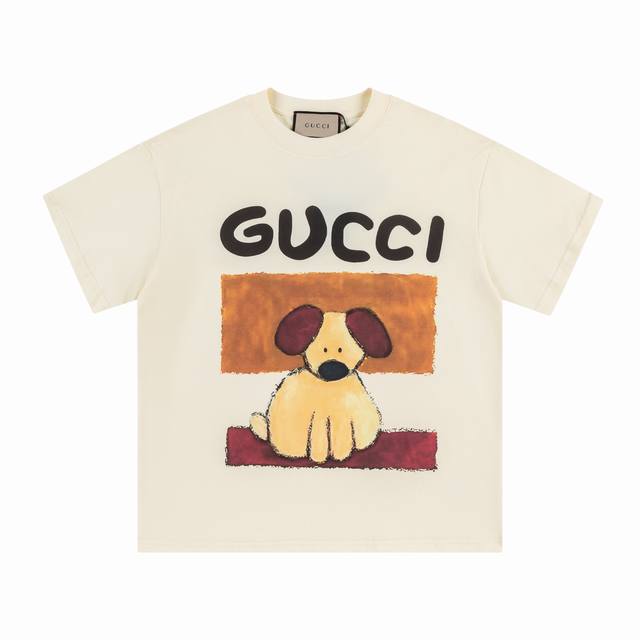款号 365 gucci新品 无感印花 高克重短袖 选用客供定制针织100%纯棉面打造,面料手感细腻 厚实有质感的纯棉布 高密度的机织工艺 如棉絮般柔紧致舒适