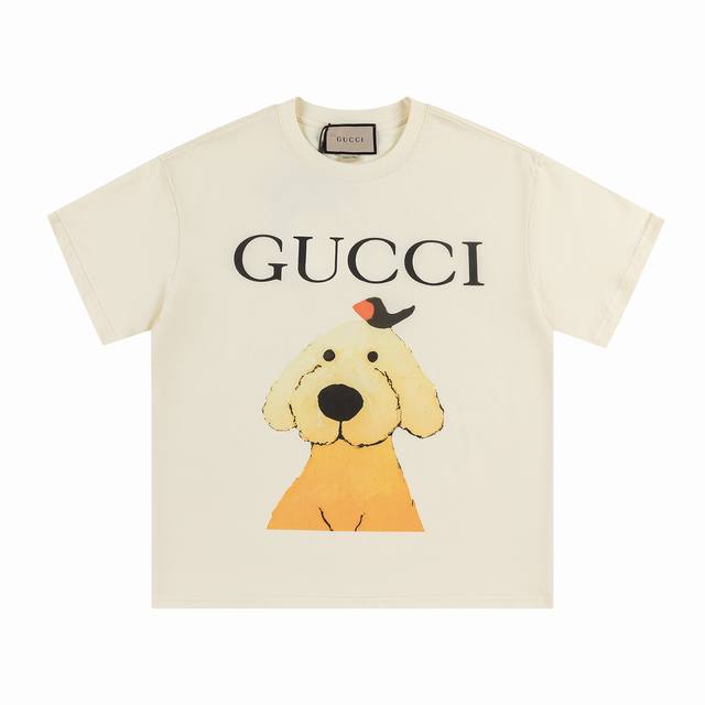 款号 366 gucci新品 无感印花 高克重短袖 选用客供定制针织100%纯棉面打造,面料手感细腻 厚实有质感的纯棉布 高密度的机织工艺 如棉絮般柔紧致舒适