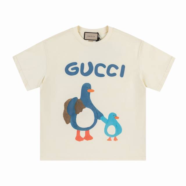 款号 368 gucci新品 无感印花 高克重短袖 选用客供定制针织100%纯棉面打造,面料手感细腻 厚实有质感的纯棉布 高密度的机织工艺 如棉絮般柔紧致舒适