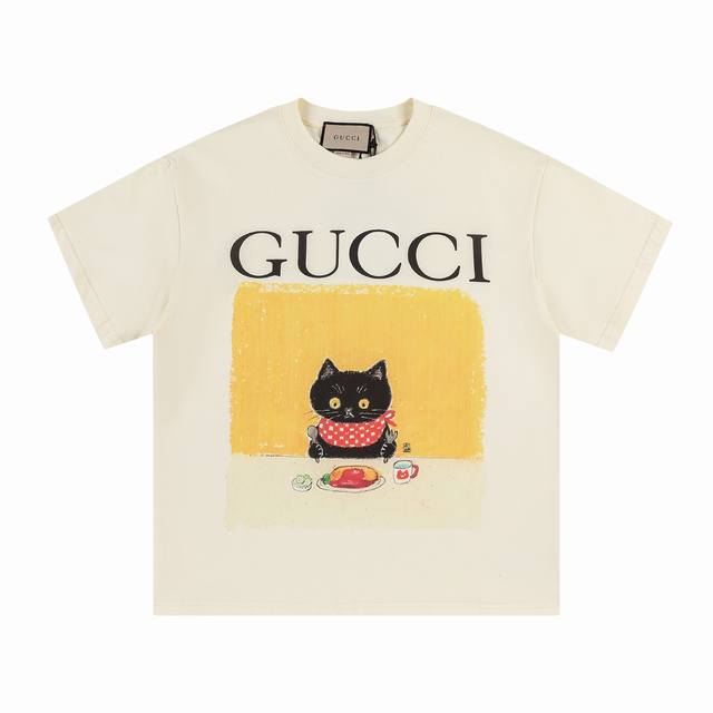 款号 70 gucci新品 无感印花 高克重短袖 选用客供定制针织100%纯棉面打造,面料手感细腻 厚实有质感的纯棉布 高密度的机织工艺 如棉絮般柔紧致舒适 有