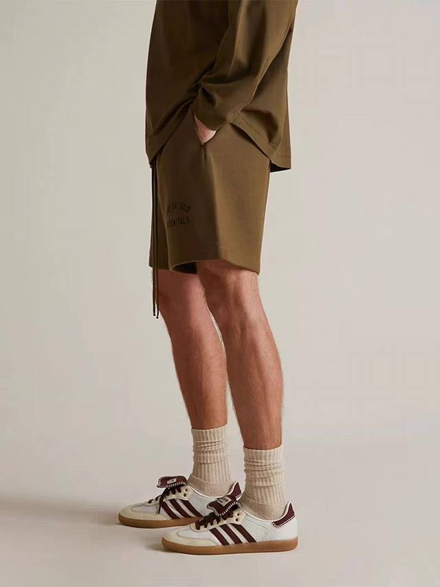 爆款模特图 Fear Of God Essentials Fall24 Back To School 系列 Fleece Soccer Short 字母印花中腰