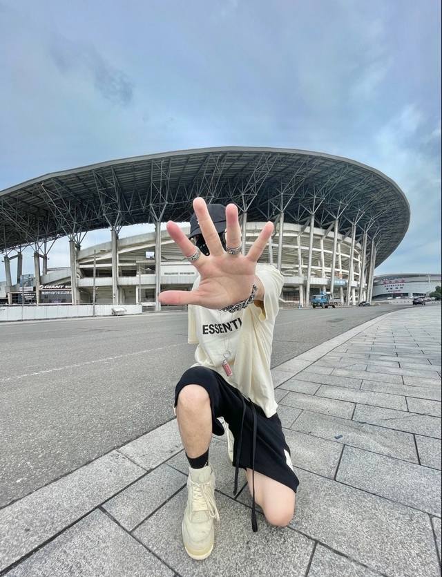 爆款模特图 杏色 顶级版本Fear Of God Fog Essentials 复线黑标硅胶男女情侣明星同款宽松纯棉透气短袖T恤 fog宽松的版型设定 喜欢宽松