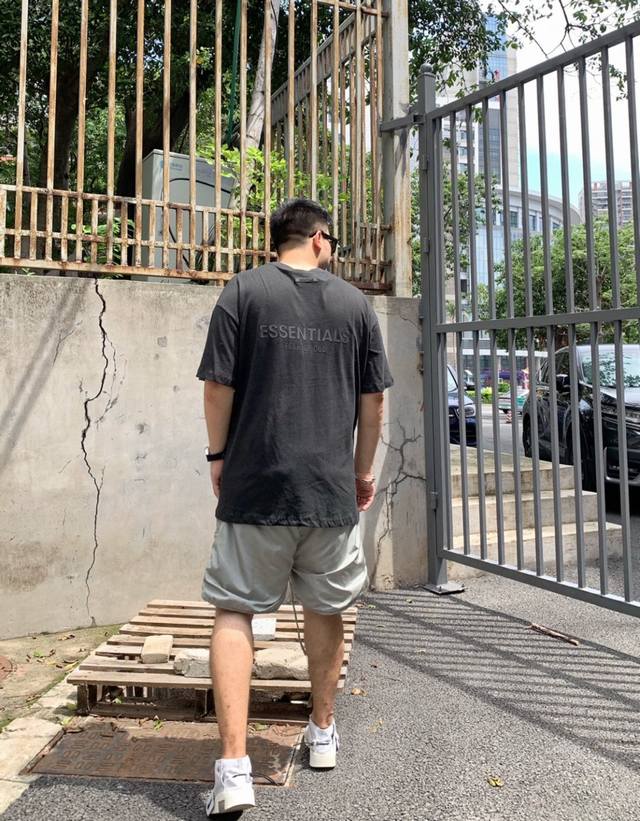 爆款模特图 顶级版本 青黑色 Fear Of God Essentials Fog压胶字母后背硅胶Logo男女情侣明星同款纯棉宽松短袖T恤 全套1:1定制Yua