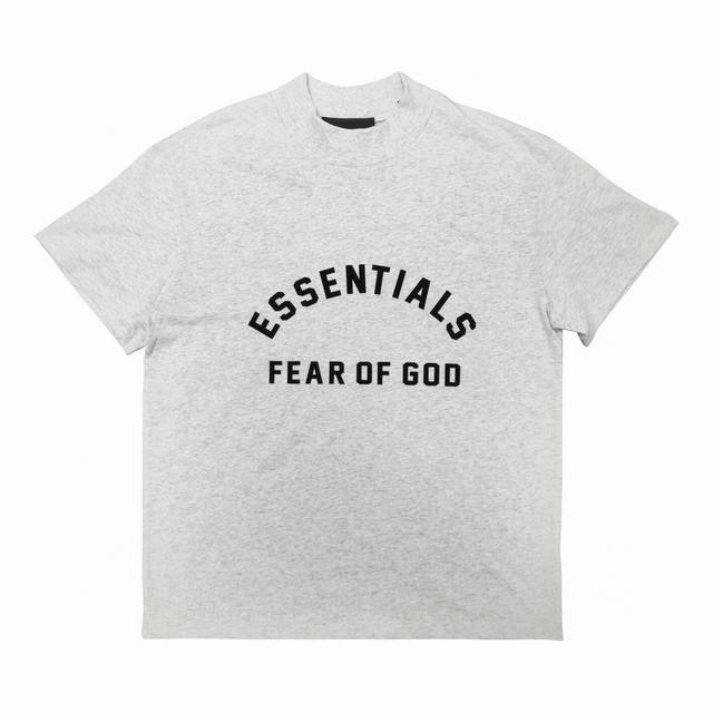 浅灰色 顶级版本Fear Of God Fog Essentials复线23Ss最新款硅胶植绒字母印花短袖 猫眼反光硅胶印花 给人眼前一亮 光夜如新 全新的一季