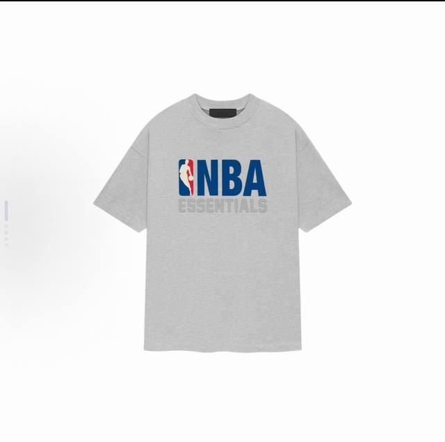 顶级版本Fear Of God Essentials X Nba 联名款 Fw24 Essentials Nba Tee 橡胶硅胶图案落肩宽松短袖T恤 高品面料