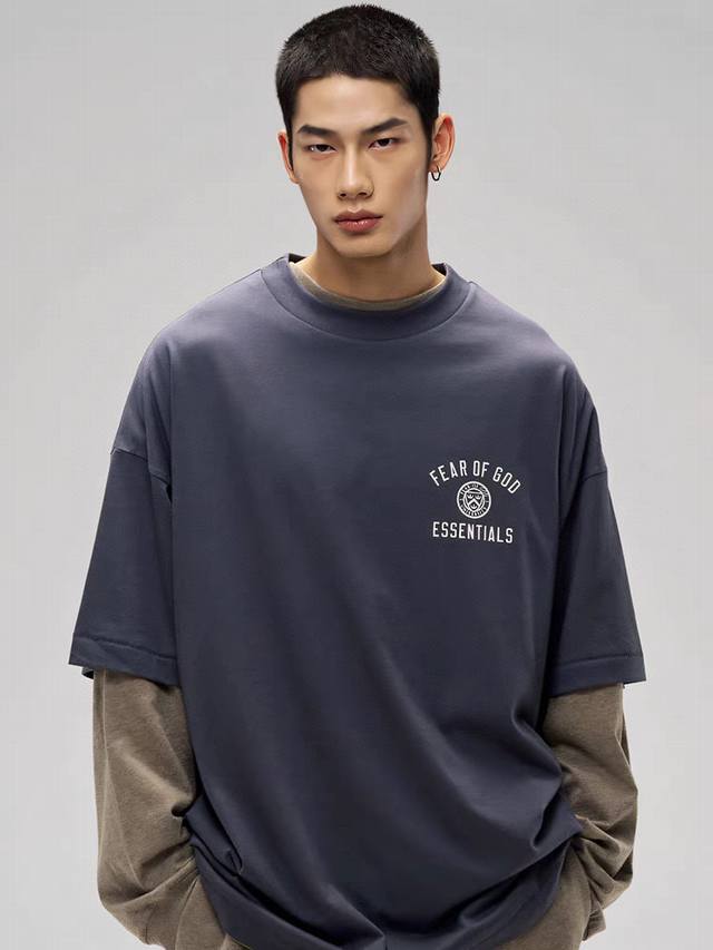 爆款模特图 顶级版本Fear Of God Essentials Fall24 Holiday系列 Jersey Crewneck Tee 字母Logo印花基础