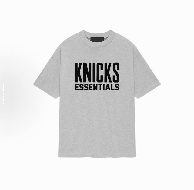 Fear Of God Essentials Nba 联名款 Fw24 Essentials Knicks Tee 纽约尼克斯队 胸前字母Logo印花图案圆领短