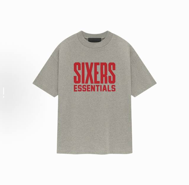 Fear Of God Essentials X Nba 联名款 Ss25 76人 Sixers 字母印花图案圆领短袖T恤 男女同款 暖灰色 Warm Heat