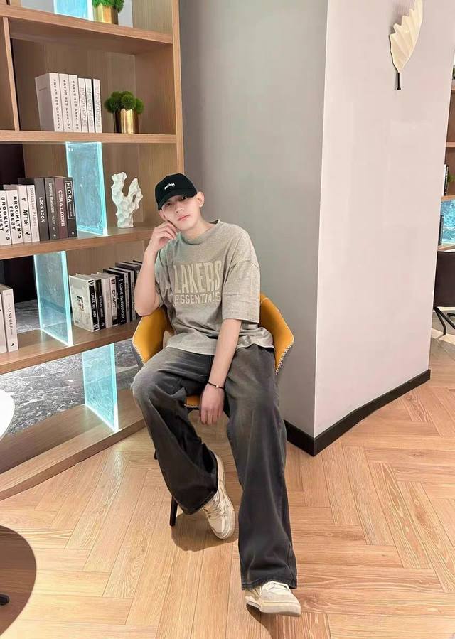 爆款模特图 顶级版本Fear Of God Essentials X Nba 联名款 Fw24 Essentials Lakers Tee 洛杉矶湖人队 胸前字