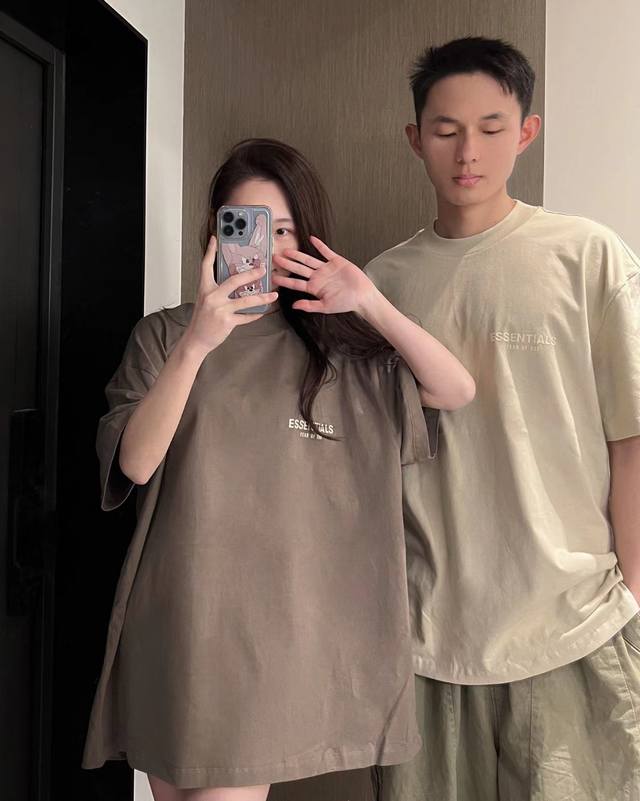 爆款模特图 顶级版本Fear Of God Fog Essentials 3 反光 新款胸前小标反光纯棉男女情侣明星同款短袖 高品面料采用高端双纱爽滑棉 丝滑柔