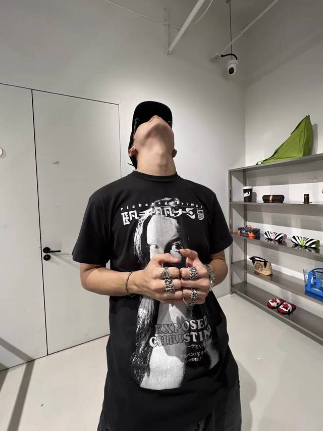爆款模特图 顶级版本Erd忧郁的富二代克里斯蒂娜印花水洗做旧短袖情侣短袖 忧郁的富二代 来自备受关注的小众高端时装品牌Erd 忧郁的富二代 Clean Fit风