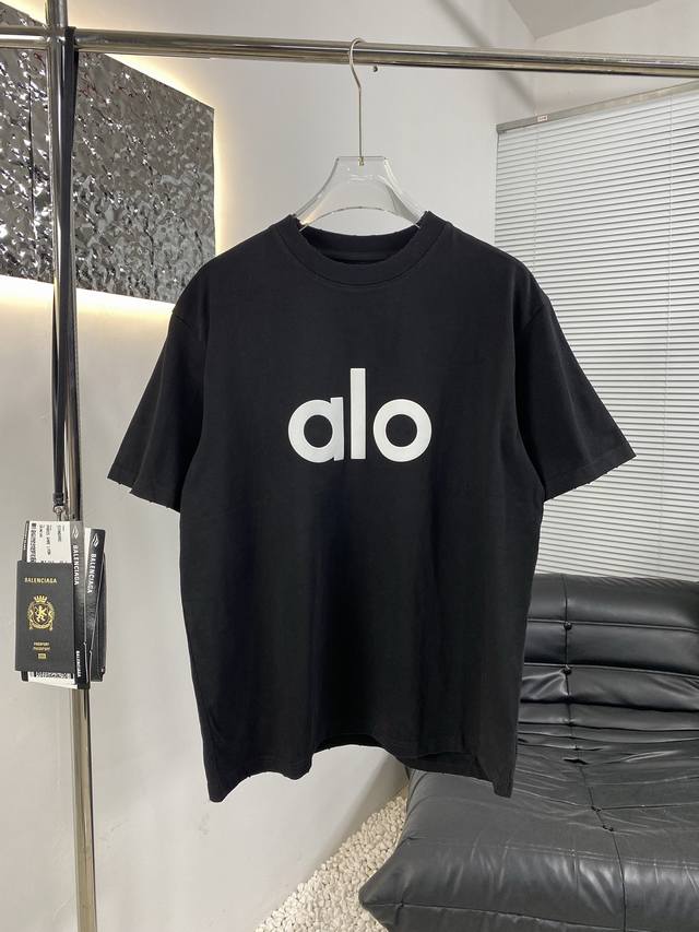 跑量款 高品质Alo 25年新款春夏100%纯棉260克宽松短袖圆领显瘦慵懒感T恤发泡印花 高级的字母设计 领口 下摆 袖口都是破洞磨破设计 让简约的短袖增添了