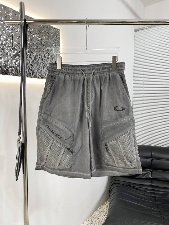 高品质 Balenciaga巴黎25Ss春夏新款短裤炒色做旧独家设计师款 精选优质面料 重工设计成色非常漂亮 爆款推荐~ 手感柔软细腻 亲和肌肤 松紧裤腰穿脱更