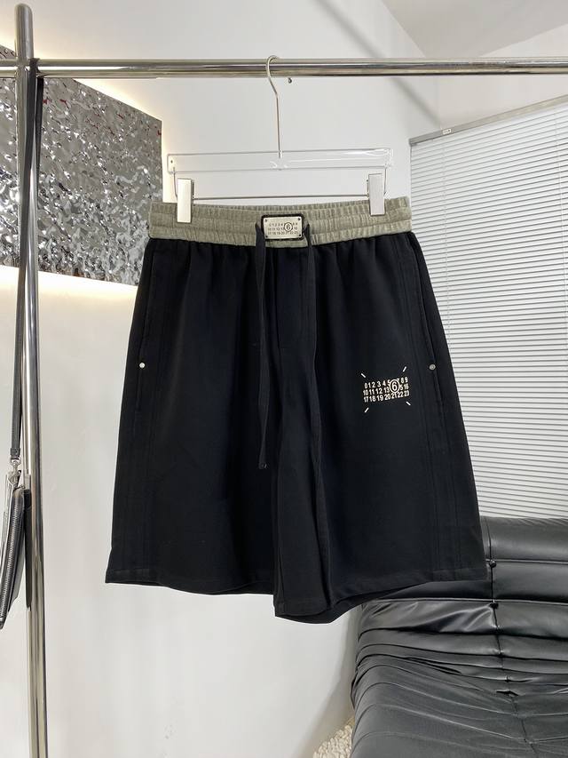 高品质 Margiela马吉拉25Ss春夏新款短裤 面料采用精选棉感面料 新款拼色腰头设计更具时尚 手感柔软细腻 亲和肌肤 松紧裤腰穿脱更便捷 休闲运动百搭款