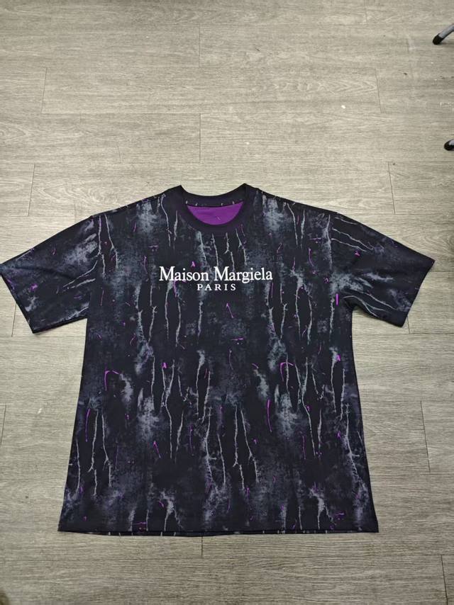 款号 : M007 Mm6 Maison Margiela Fw25 撞色烧花满印印花短袖T恤 男女同款 颜色 :黑色 灰色 尺码 :44 46 48 50