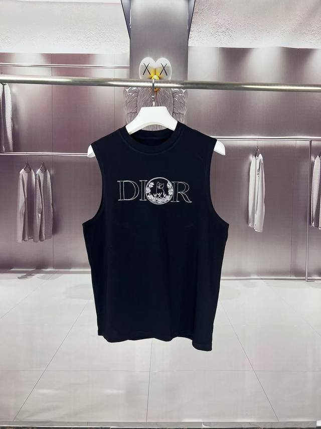 dior*迪奥 2025夏季新款 小猫Cd字母小标Logo刺绣坎肩背心 运动健身 简约风 走秀款 圆领无袖T恤衫 宽松版型 男女同款 上身效果很赞 透气 颜色