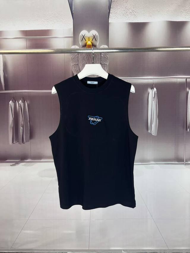 prada*普拉达 2025夏季三角标字母Logo微标刺绣 坎肩汗背心 运动健身 简约风 走秀款 圆领无袖T恤衫 宽松版型 男女同款 上身效果很赞 透气 颜色