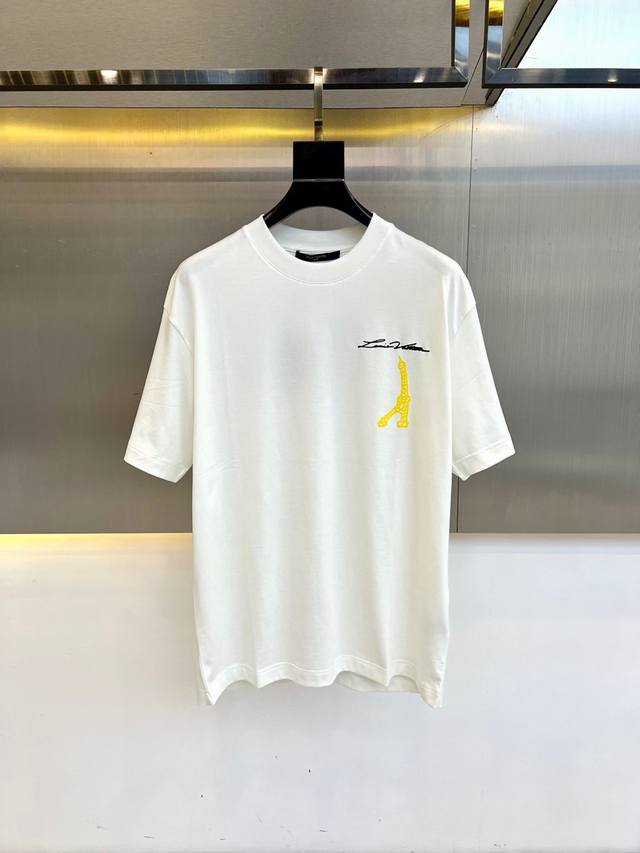 lv 2025春夏全新系列单品上线 非常时髦前卫的一款男女同款短袖T恤 醒目的Logo图案修饰 区别于以往的不同 宣示品牌传承多年的设计理念 其吸睛度完全不亚于