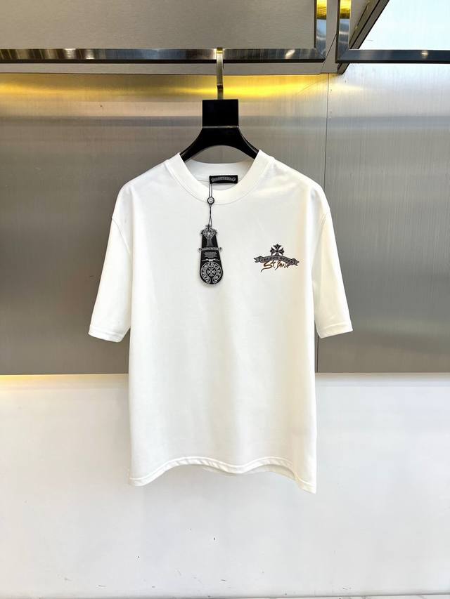 克罗心 2025春夏全新系列单品上线 非常时髦前卫的一款男女同款短袖T恤 醒目的Logo图案修饰 区别于以往的不同 宣示品牌传承多年的设计理念 其吸睛度完全不亚