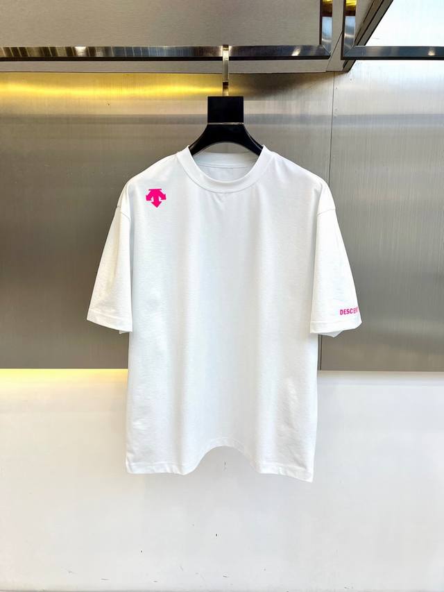 迪桑特 2025春夏全新系列单品上线 非常时髦前卫的一款男女同款短袖T恤 醒目的Logo图案修饰 区别于以往的不同 宣示品牌传承多年的设计理念 其吸睛度完全不亚