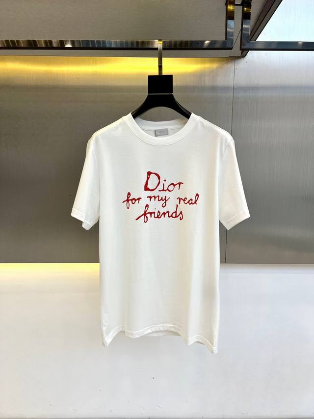 dior 2025春夏男士新款圆领短袖T恤 进口定织面料100%纯棉 面料手感丝滑柔软 透气亲肤性极佳 着身无比的舒适 整体质感相当之高 衣身胸前标志性Logo