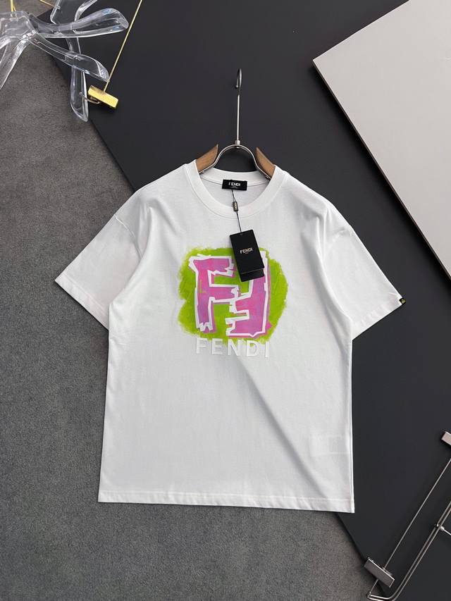 25款Fend*最新独家爆款*. 重克280克纯棉双纱 爆款现货四季系列短袖 简约基础衣橱神器 休闲百搭必备款 做工走线质感一流 两色推荐 白色 黑色 标准版型
