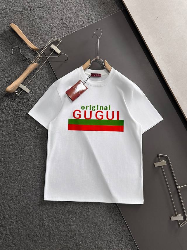 Guc 2025Ss春夏最新款圆领时尚短袖T恤 官网同步 专柜纯棉面料 贴肤舒适 耐看又好穿 经典简约Logo设计 原厂工艺一丝不苟 型男必备单品 码数S-Xl