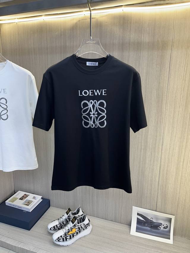 Loewe罗意威 2025Ss春夏最新款短袖T恤出货啦 2025新款T恤 高版本专用面料 高克重纯棉丝光面料 上身舒适不失挺阔 针脚刺绣工艺 数字印花 植绒工艺