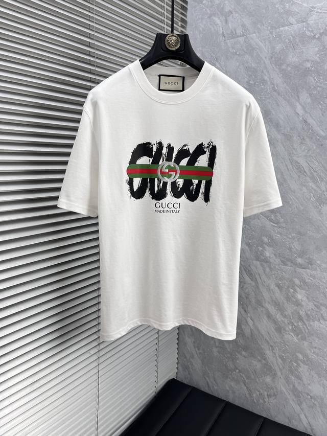 gu 2025春夏新款首发专柜最新款短袖圆领T恤 高端订制 设计前卫时尚 品牌Logo重工艺设计 高端定制双丝光面料.手感柔软.穿着舒适.专柜级别精致车线.做工