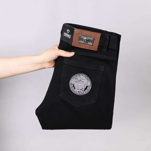 主推款精品男装牛仔裤范思哲大牌长裤精致时尚的设计工艺 简单高档大气的洗水效果非常显气质好搭配 修身显瘦版型微弹力精选牛仔面料透气舒适 四季款百搭新款码数29 3