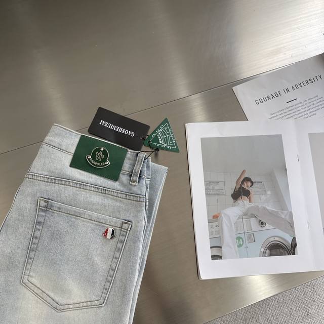 Mon 25Ss春夏新款 男士小直筒原单 牛仔裤 早春新款超柔软 弹力面料 复杂的手工艺叠加 任何一个洗水环节多停留几秒都会变成完全不一样的颜色效果 所以越加珍