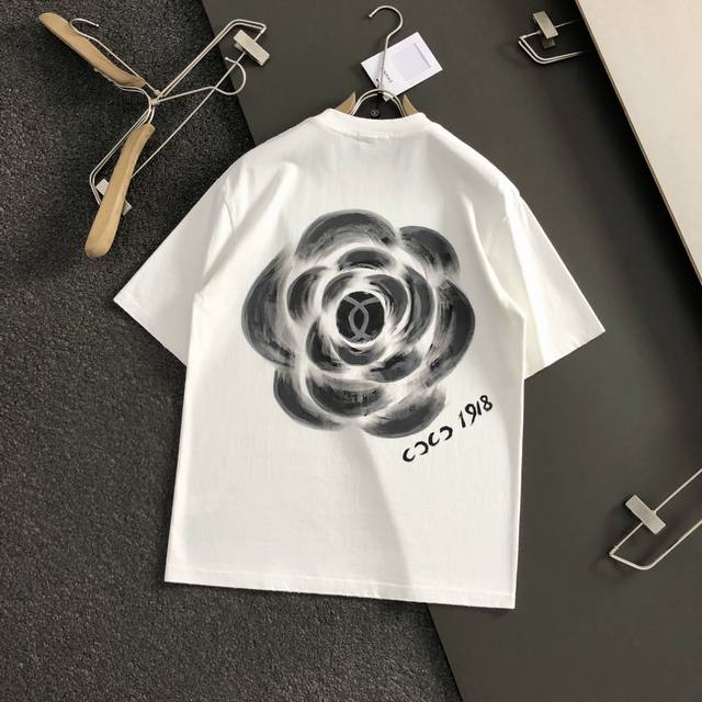 Chan 25Ss最新最顶级手绘款前后幅呼应质感短袖 专柜款短袖 顶级纯棉品质专柜原单短袖 顶级制作工艺进口面料 专柜款采用进口高端订制面料 进口丝线手感一流