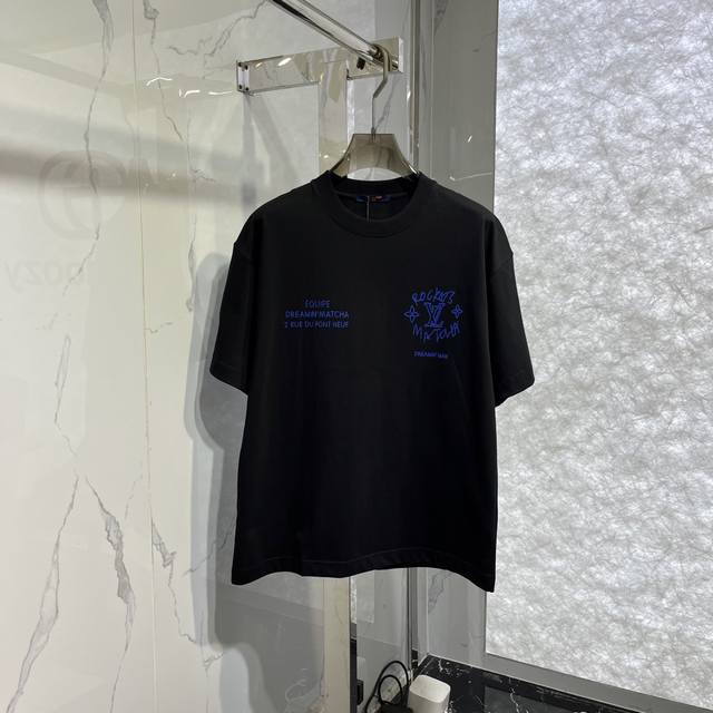 LV家25年新款菲董秀场主题T恤 颜色:黑色 白色 码数:S-Xxl