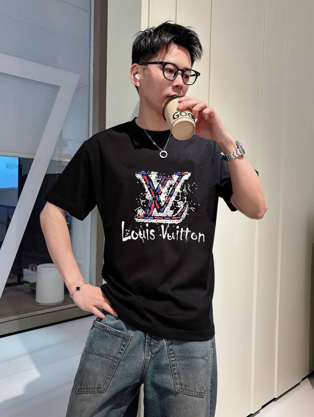 驴家 2025春夏新款首发专柜最新款短袖圆领T恤 高端订制 设计前卫时尚 品牌Logo重工艺设计 高端定制面料.手感柔软.穿着舒适.专柜级别精致车线.做工精细.