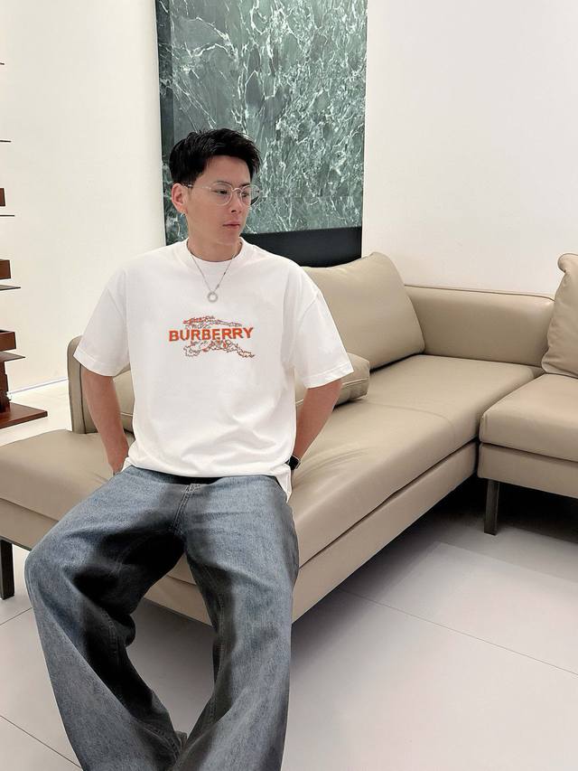 巴家 2025春夏新款首发专柜最新款短袖圆领T恤 高端订制 设计前卫时尚 品牌Logo重工艺设计 高端定制面料.手感柔软.穿着舒适.专柜级别精致车线.做工精细.