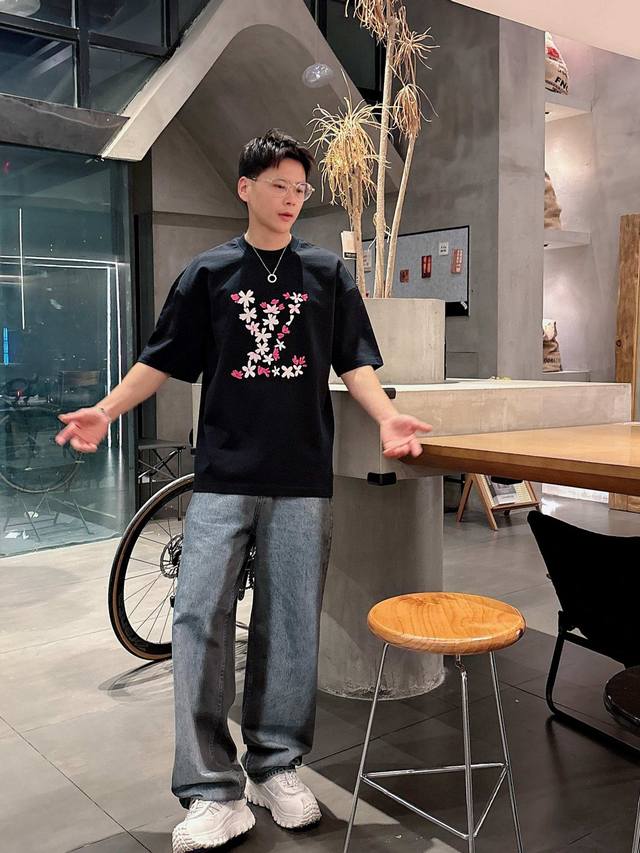 25Ss Lv秀场联名限定新款圆领短袖T恤 选用330克双纱平织棉面料打造 樱花Logo标识加上水钻点缀 螺纹针织领口 男女同款 码数 S-2Xl 颜色 黑 白