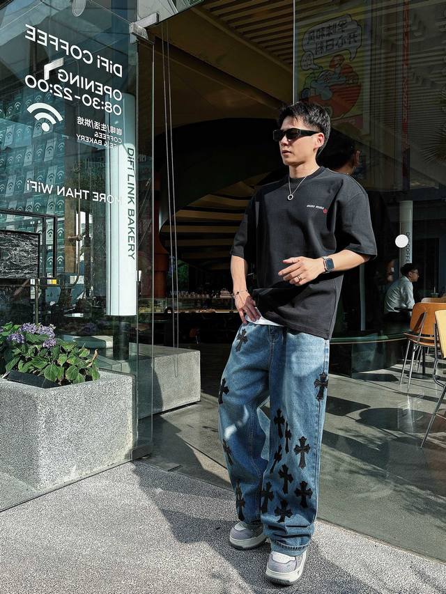 25Ss petit Bateau X Miu Miu联名新款圆领短袖T恤 选用330克双纱平织棉面料打造 经典字母标识 男女同款 码数 S-2Xl 颜色 黑