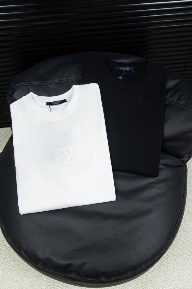 款号 L56 louis Vuitton 路易威登 经典凹凸压花短袖 - Louis Vuitton法国路威酩轩集团-Lvmh旗下品牌 著名奢侈品箱包和皮具品牌