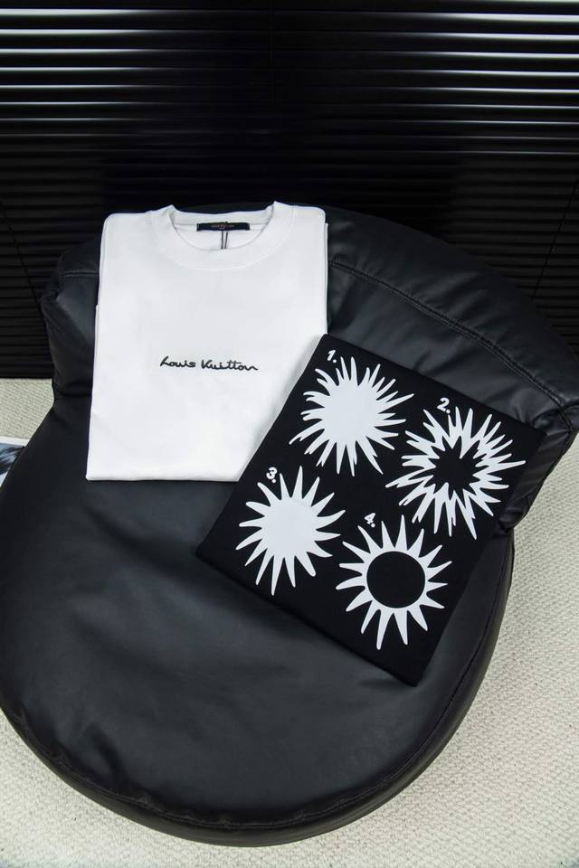 款号 L36 louis Vuitton路易威登后背太阳Logo印花短袖 - 胸前品牌字母后背印花贴布Logo大牌感十足 高端大气完美演绎 经典圆领不挑人版型上