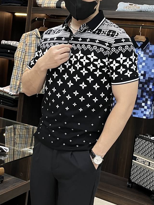 主推 Lv 2025Ss蛇年新款驴牌翻领精品短袖T恤 官网同步 高端品质三D印花款 定制顶级丝光棉面料 顶级大厂1:1制作 时尚大牌重工艺Logo设计 手感柔软