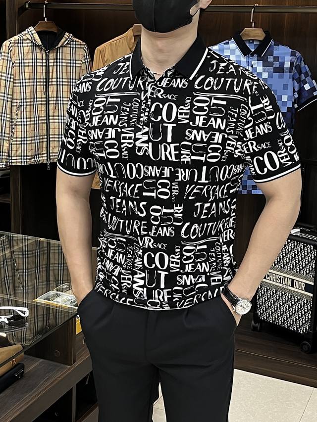 主推 Versace 2025Ss蛇年新款范思哲翻领精品短袖T恤 官网同步 高端品质三D印花款 定制顶级丝光棉面料 顶级大厂1:1制作 时尚大牌重工艺Logo设