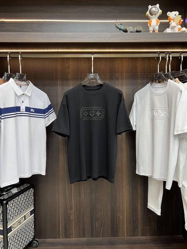 主推 Lv 独家专供秋季新款驴牌时尚休闲圆领短袖 高密度320克纯棉面料 高级密针刺绣 高端欧版原单T恤 潮流时尚休闲半袖 透气舒适度高 细节无可挑剔 品牌元素