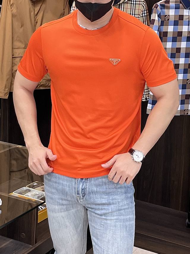 主推 prada 秋冬新品发布秘普拉达圆领短袖 纯棉短袖定义高端产品 3D立体制版 贴身舒适 欧洲标准环保染色 去除所有重金属 微生物 达到国际标准 胸前绣花