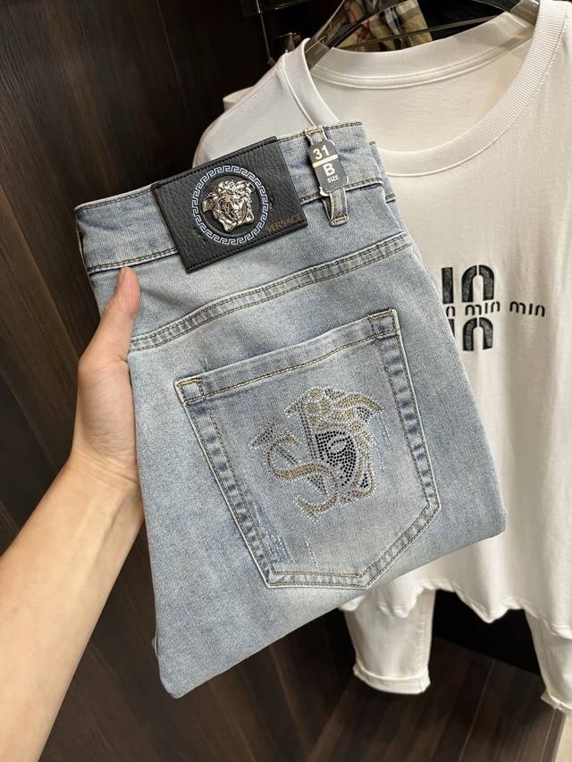 主推 Versace 2025春季独家专供新款秘范思哲潮男时尚休闲牛仔裤 春季新款裤子 高端欧版原单潮流时尚休闲裤子 透气舒适度高 细节无可挑剔 品牌元素设计理