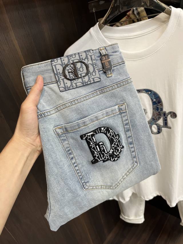 主推 Dior 2025春季独家专供新款秘迪奥潮男时尚休闲牛仔裤 春季新款裤子 高端欧版原单潮流时尚休闲裤子 透气舒适度高 细节无可挑剔 品牌元素设计理念 体现