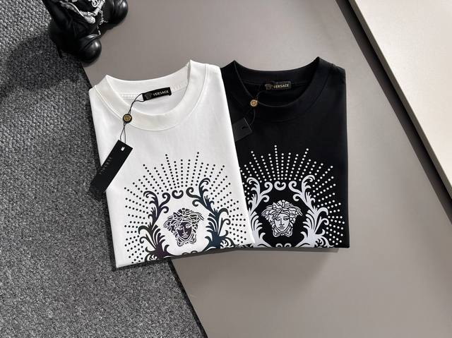 Versace 范思哲 2025年春夏新品上新 三标齐全 冰潮棉圆领短袖T恤 好货不用过多介绍 看细节 专柜码数 M-Xxxl 175 140建议L