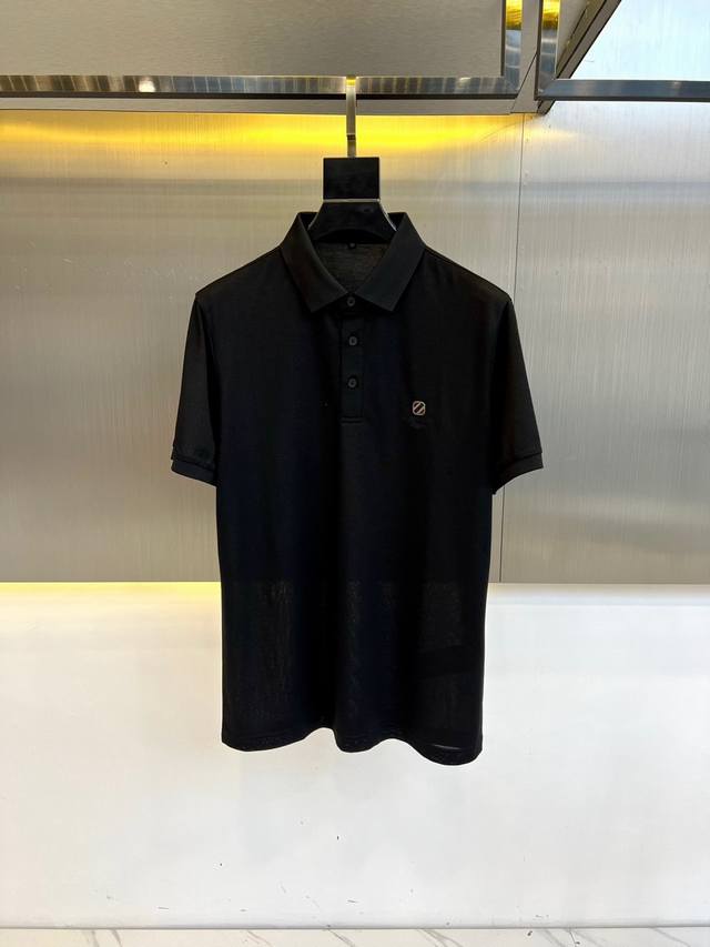 Zegn杰尼亚 2025春夏新品男士时装商务休闲短袖polo衫 以面料和工艺为主导的一款休闲短袖 100%驻地丝光棉材质 摒弃了以往的风格与基调 走了极简的路线