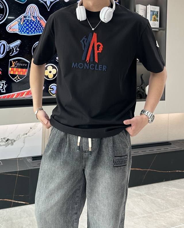 蒙口 2025春夏新款首发专柜最新款短袖圆领T恤 高端订制 设计前卫时尚 品牌Logo重工艺设计 高端定制丝光云朵棉面料.手感柔软.穿着舒适.专柜级别精致车线.