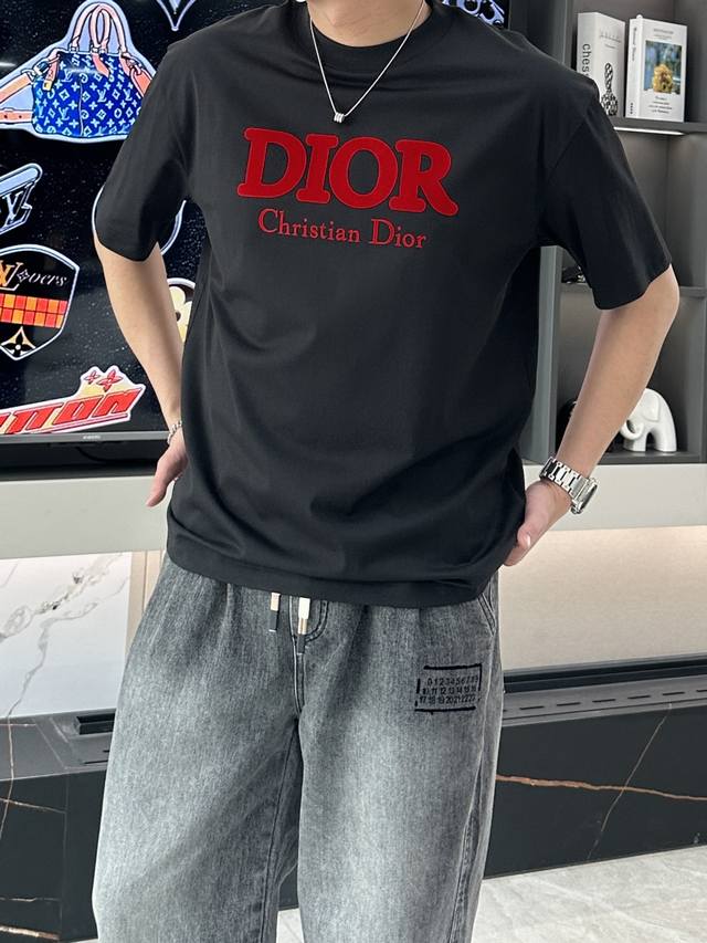 dior 2025春夏新款首发专柜最新款短袖圆领T恤 高端订制 设计前卫时尚 品牌Logo重工艺设计 高端定制丝光云朵棉面料.手感柔软.穿着舒适.专柜级别精致车