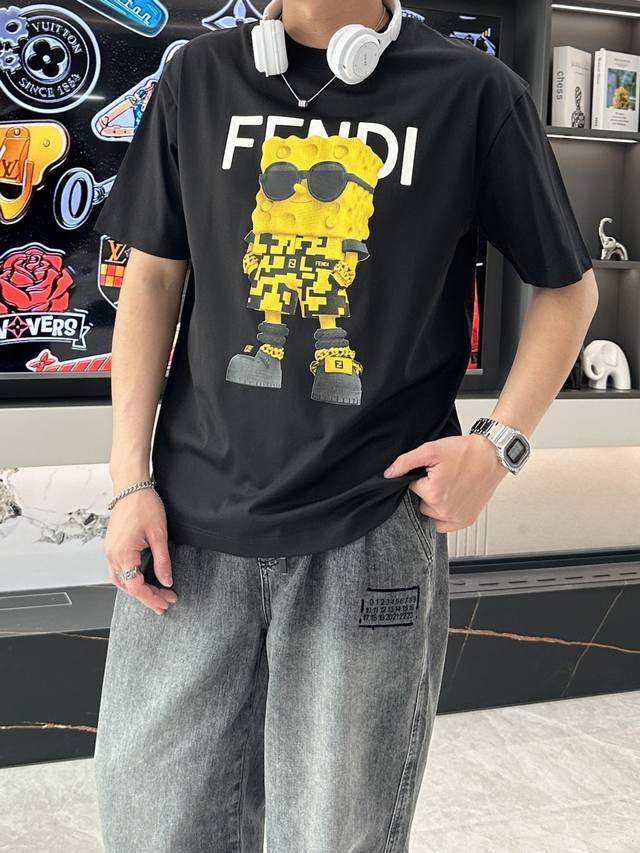 fd 2025春夏新款首发专柜最新款短袖圆领T恤 高端订制 设计前卫时尚 品牌Logo重工艺设计 高端定制丝光云朵棉面料.手感柔软.穿着舒适.专柜级别精致车线.